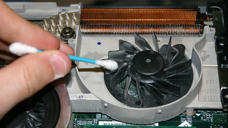 Vệ sinh quạt tản nhiệt laptop bằng bông tăm